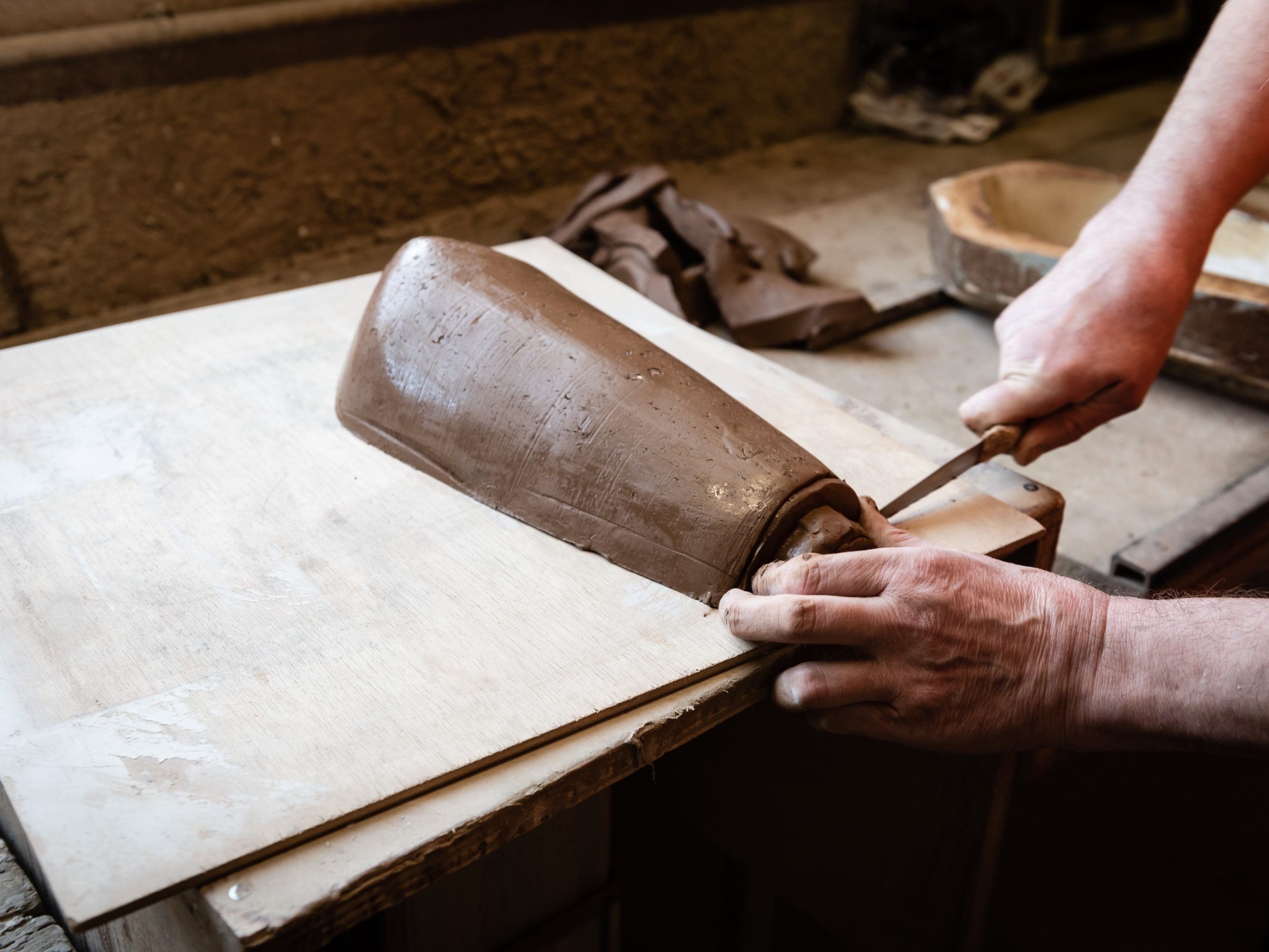 Shaping and production of Koramic tiles on the Pontigny site.