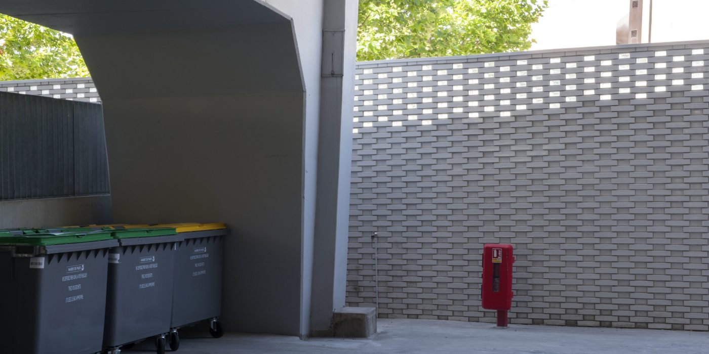Recycling centre. CVAE, 1 place de la porte de Pantin 75019 PARIS. Brick Terca Emaillée Blanc. 