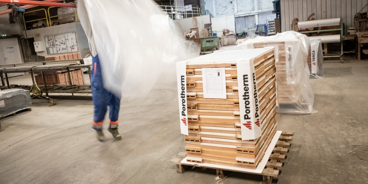 Tiles packaging ont the Pontigny site and stock