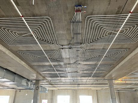 Pipelife Czechia supplied a state-of-the-art prefabricated ceiling heating and cooling system for the nearly 15,000-m2 facility in Hradec Králové.