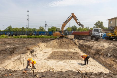 Two installers carrying out excavation works next to the LK7 railway line | Pipelife