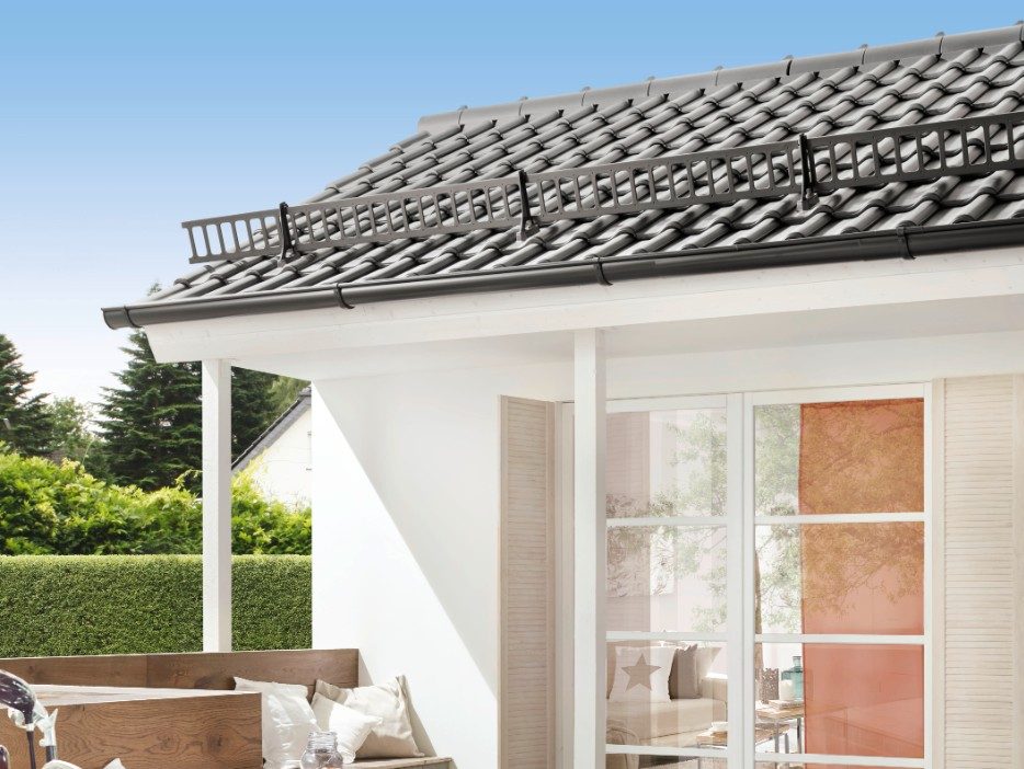 Terrace with Penter Kampen and Koramic Alegra 15 on the roof, snow guard system